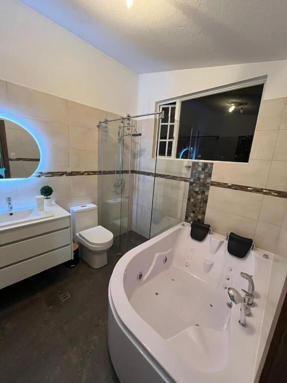 Deluxe Double Room, Private Bathroom, Garden View | Bathroom | Shower, rainfall showerhead, hair dryer, towels