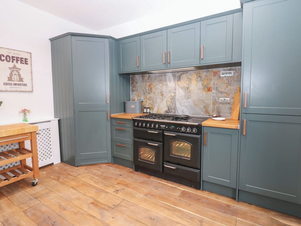 Dishwasher, cookware/dishes/utensils