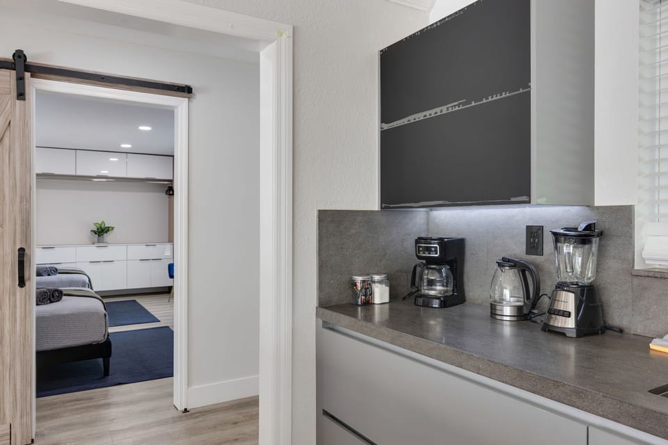 Comfort Room | Coffee and/or coffee maker