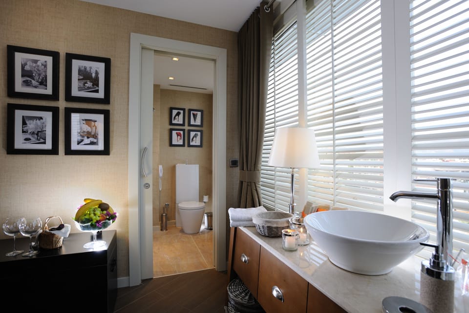 Deluxe Suite | Living area | LCD TV