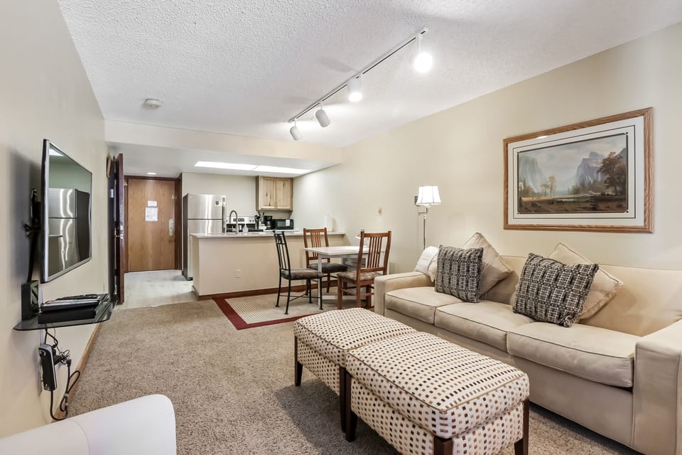 Condo, 1 Bedroom | Living area