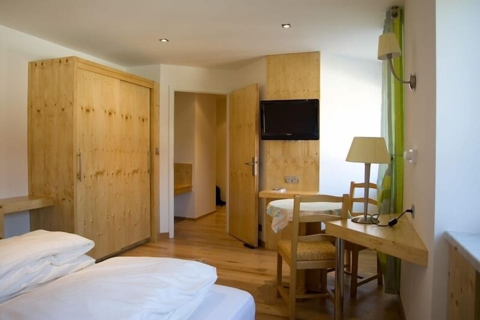 Comfort Room | Desk, soundproofing, WiFi (free), alarm clocks