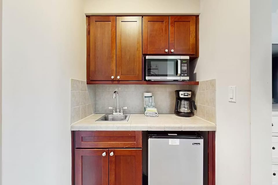 Condo, 1 King Bed with Sofa bed (Luau I 7012) | Private kitchen