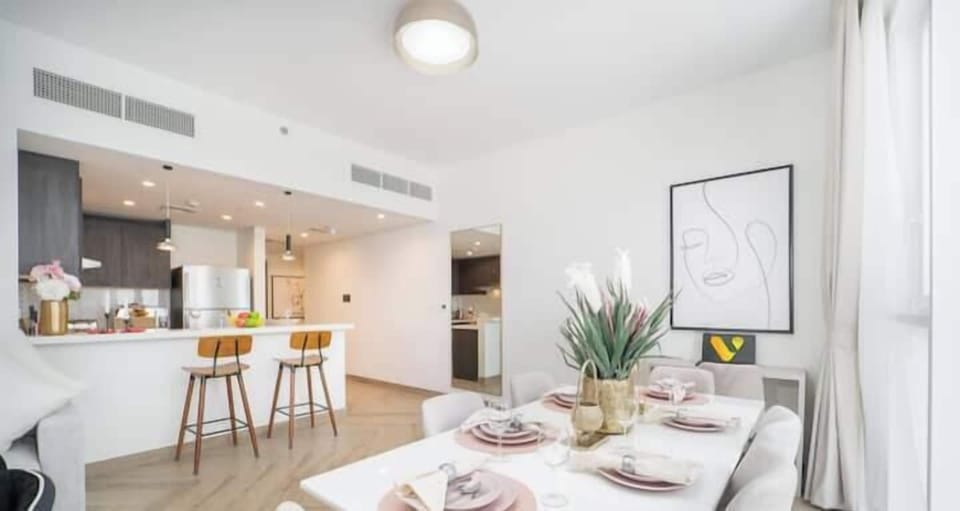 Luxury Apartment, Balcony, City View | In-room dining