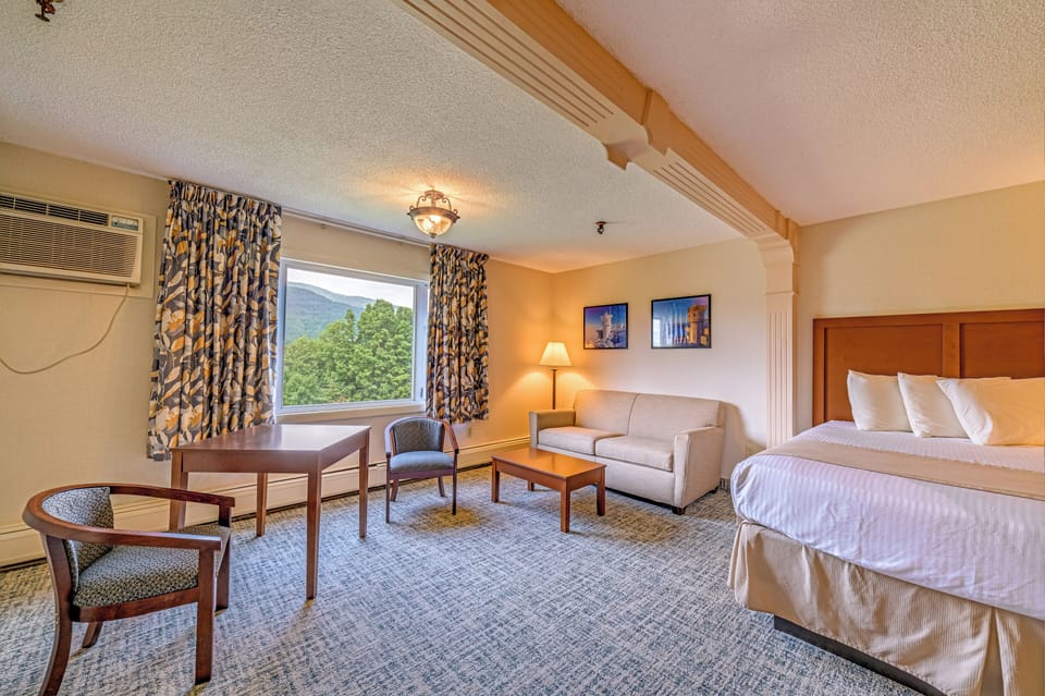 Junior Suite - 2 Queens, Non-Smoking (located over the lounge) | Desk, iron/ironing board (on request), WiFi (free), bed sheets