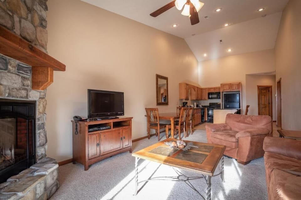 Condo, 2 Bedrooms, Balcony, Mountain View | Living area