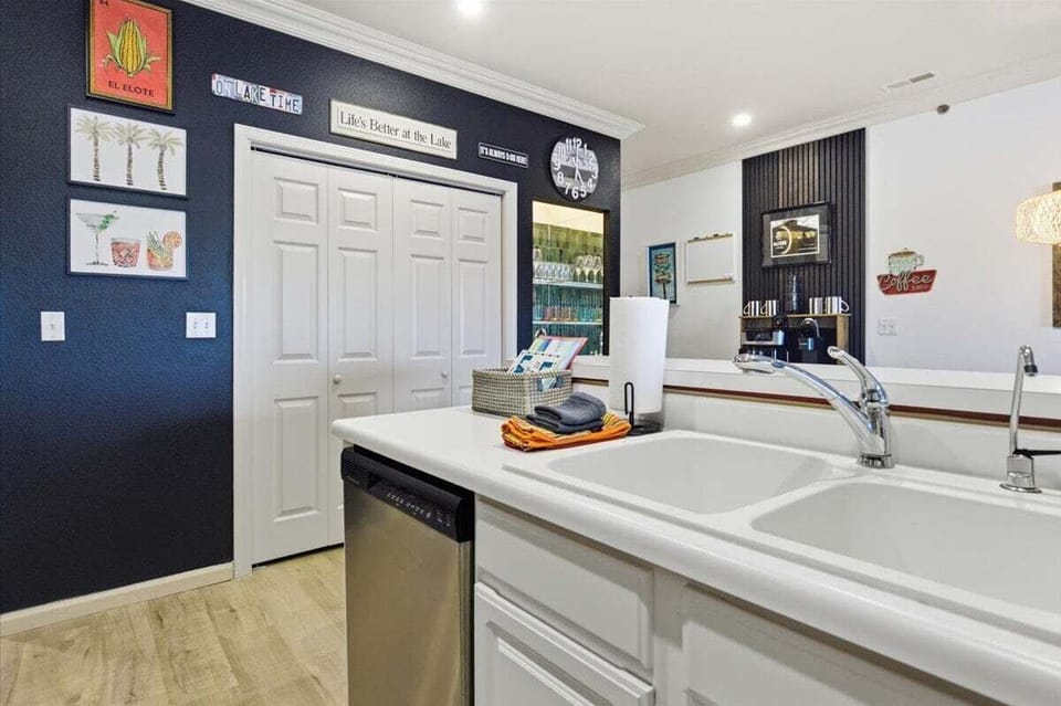 Condo, Multiple Beds, Pool Access (View to a Thrill) | Interior