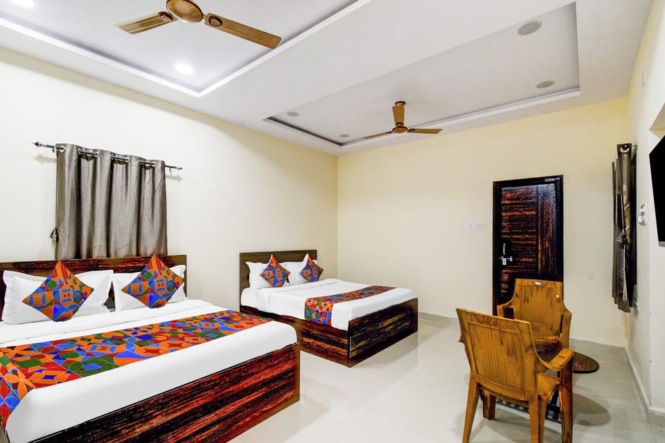 Egyptian cotton sheets, premium bedding, in-room safe, desk