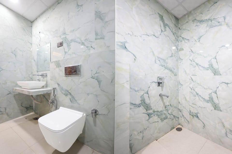Shower, rainfall showerhead, free toiletries, towels