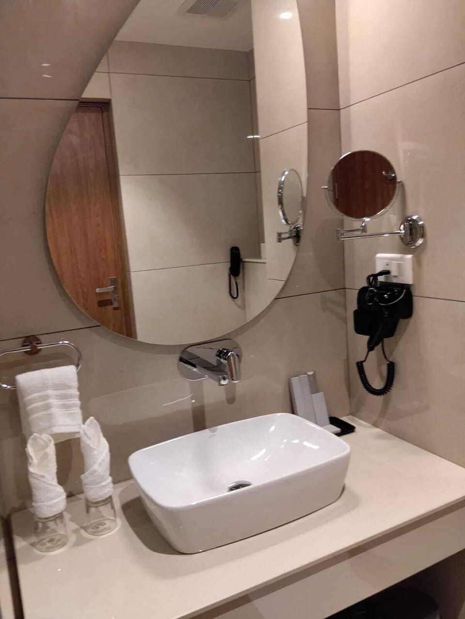 Deluxe Double Room | Bathroom | Free toiletries, towels, soap, shampoo