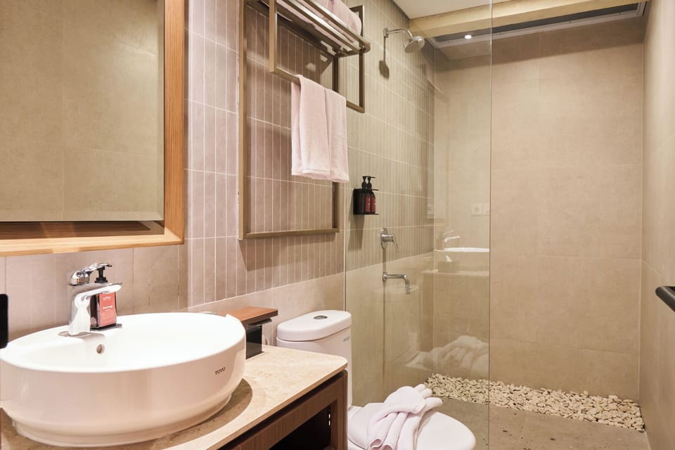 Twin Room, Garden View | Bathroom | Slippers