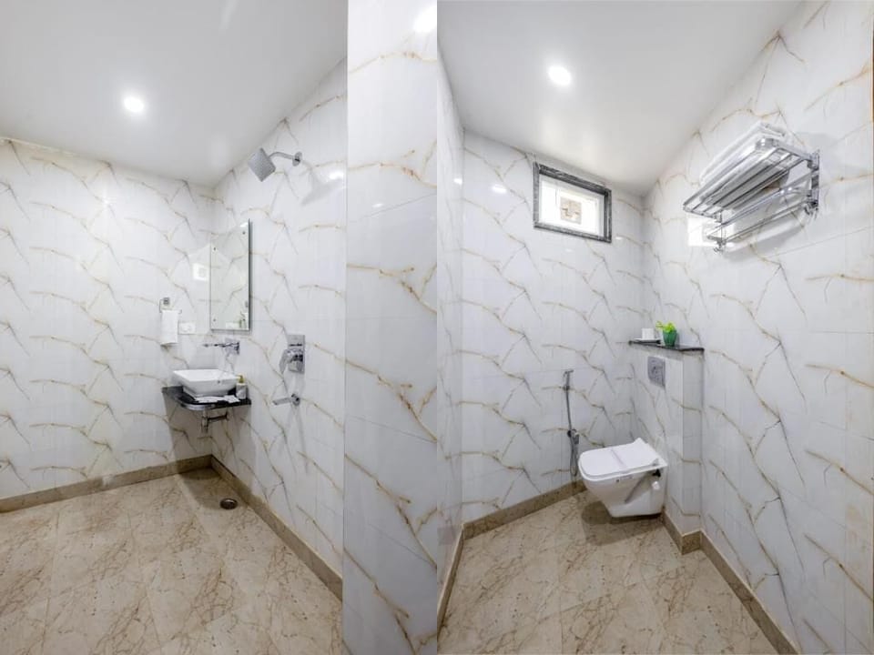 Deluxe Twin Room, City View | Bathroom | Slippers