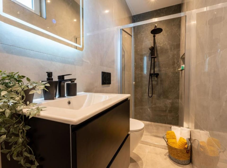 Villa (Three Bedroom Villa with Swimming Poo) | Bathroom | Shower, towels