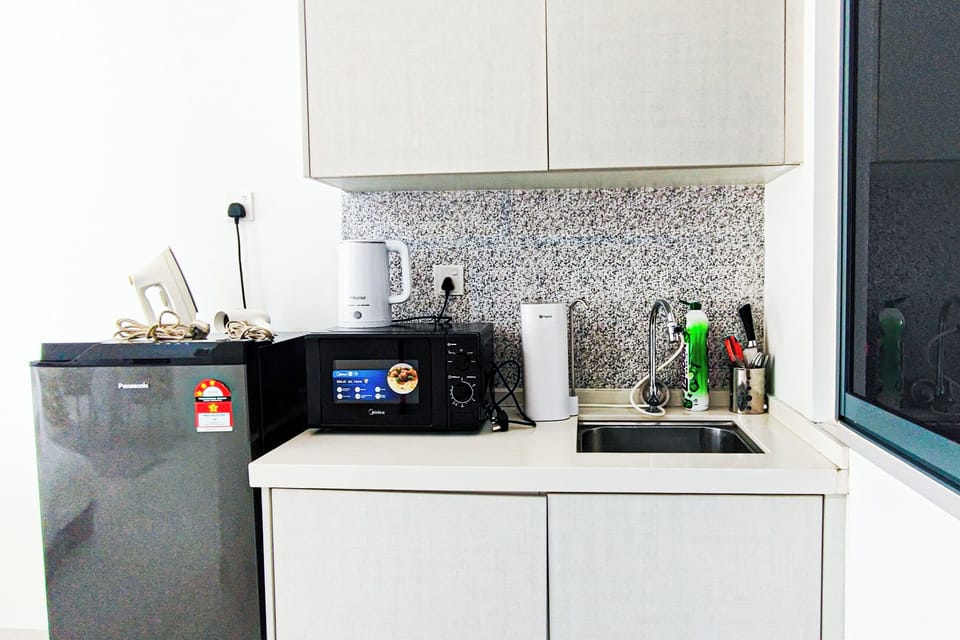 Deluxe Studio, City View | Interior