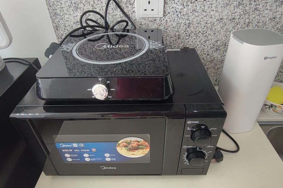 Deluxe Studio, City View | Microwave