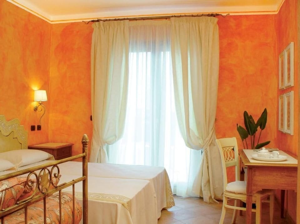 In-room safe, wheelchair access