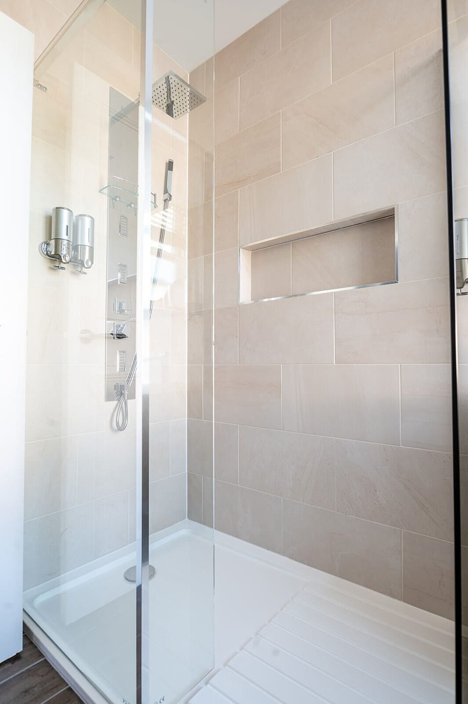 Classic Suite | Bathroom | Shower, hair dryer, towels