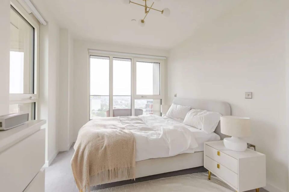 White City 2BR Skyview Penthouse Near The Tube Apartment in London