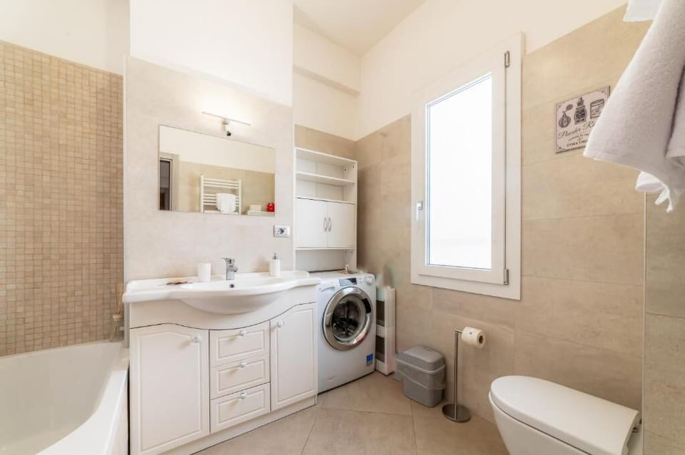 Deluxe Apartment, Balcony, Courtyard View | Bathroom | Bathtub, free toiletries, hair dryer, bidet