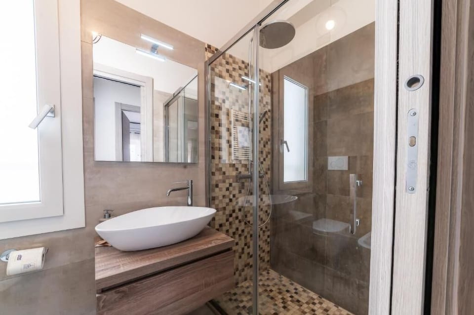 Bathtub, free toiletries, hair dryer, bidet