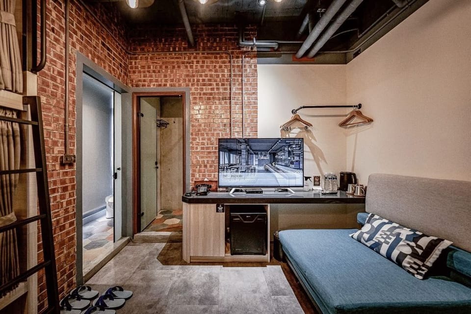 Quadruple Room, Multiple Beds | Living area