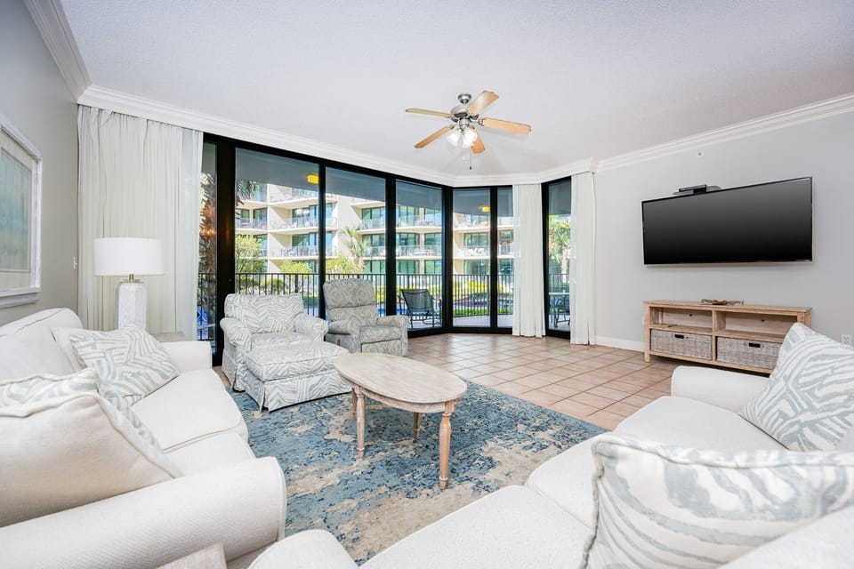 Condo, 3 Bedrooms | Living area
