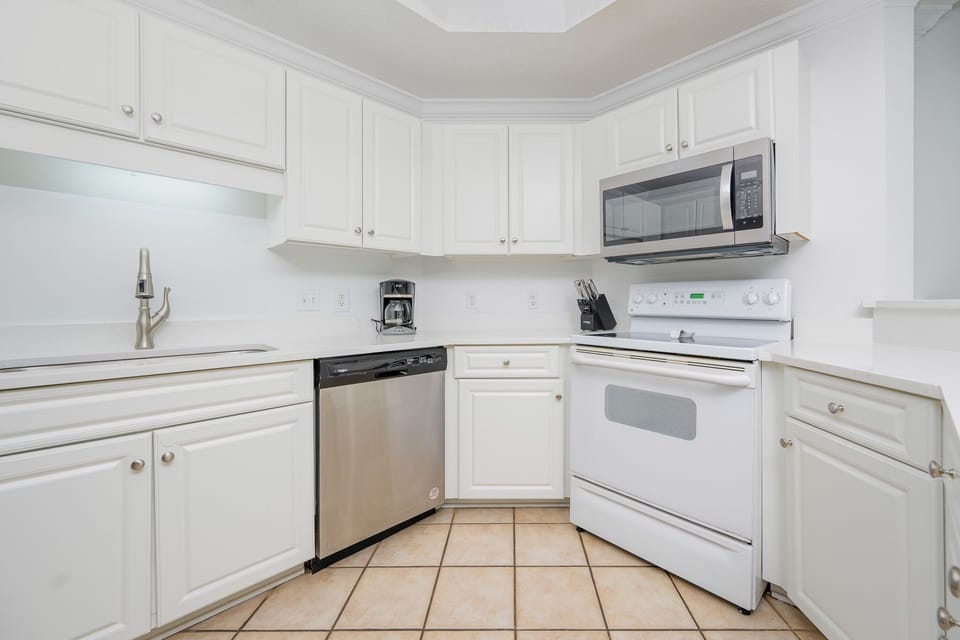 Condo, 3 Bedrooms | Private kitchen | Coffee/tea maker, fridge, oven