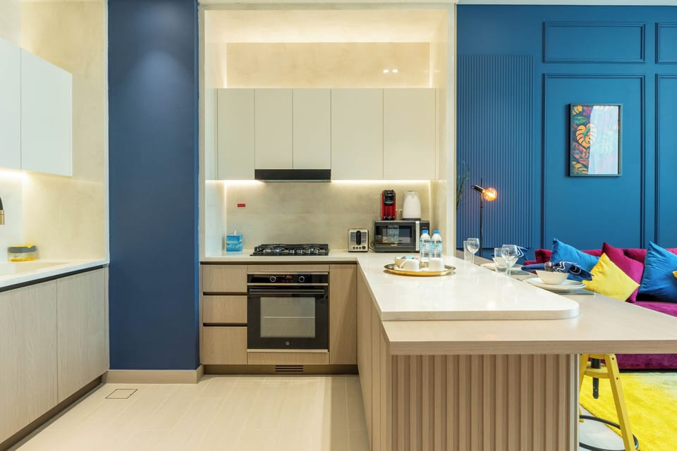 Deluxe Apartment, 1 Bedroom | Private kitchen | Fridge, microwave, oven, stovetop