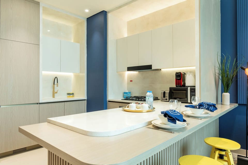 Deluxe Apartment, 1 Bedroom | Private kitchen | Fridge, microwave, oven, stovetop