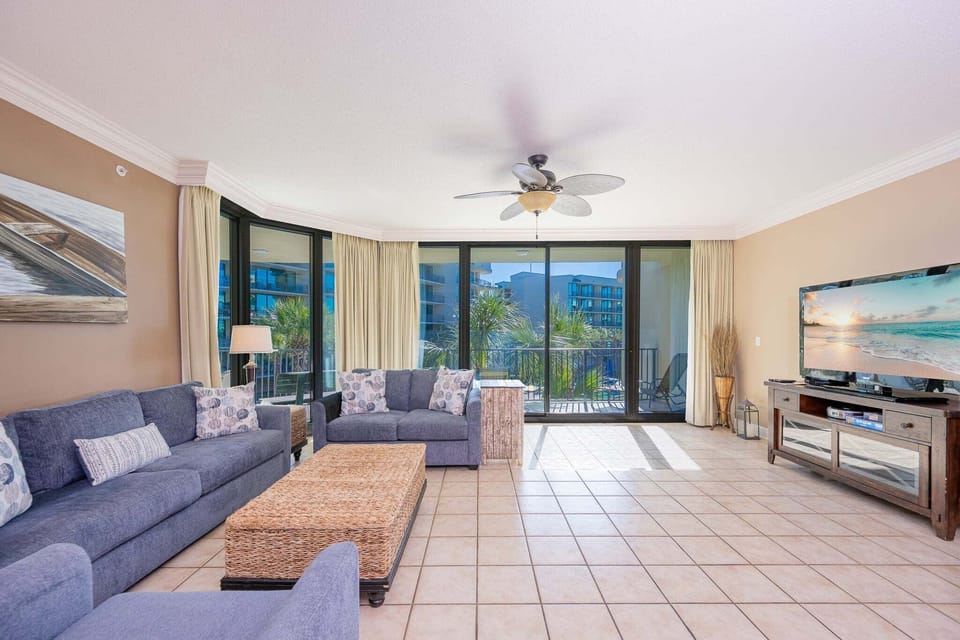 Condo, 3 Bedrooms | Living area