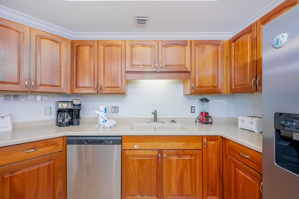Condo, 3 Bedrooms | Private kitchen | Coffee/tea maker, fridge, oven