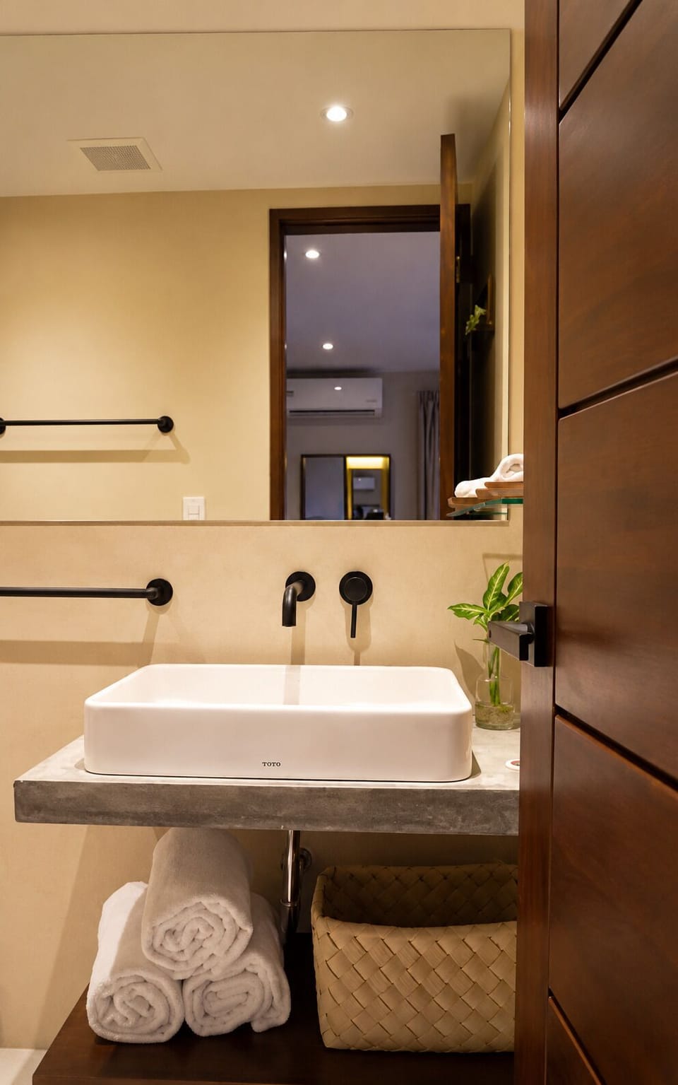 Superior Room, 1 King Bed, Garden View | Bathroom | Free toiletries, soap, shampoo, toilet paper
