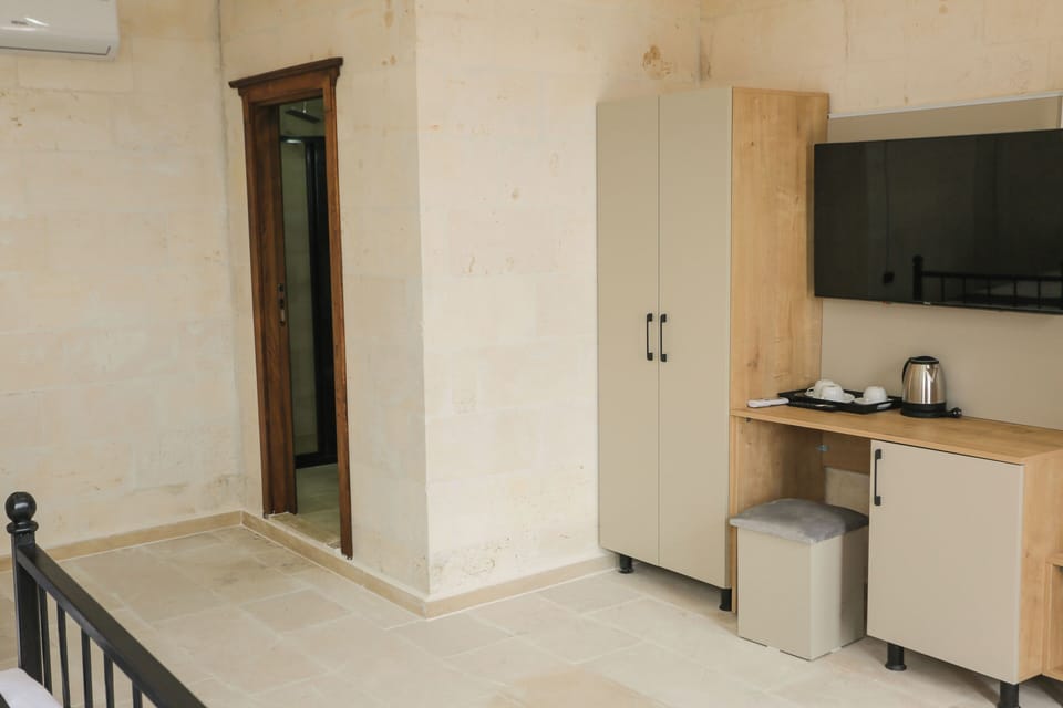 Deluxe Triple Room | In-room safe, desk, laptop workspace, iron/ironing board