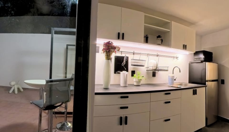 Deluxe Loft, 2 Bedrooms, Pets Not Allowed, Annex Building | Private kitchen | Fridge, microwave, stovetop, coffee/tea maker
