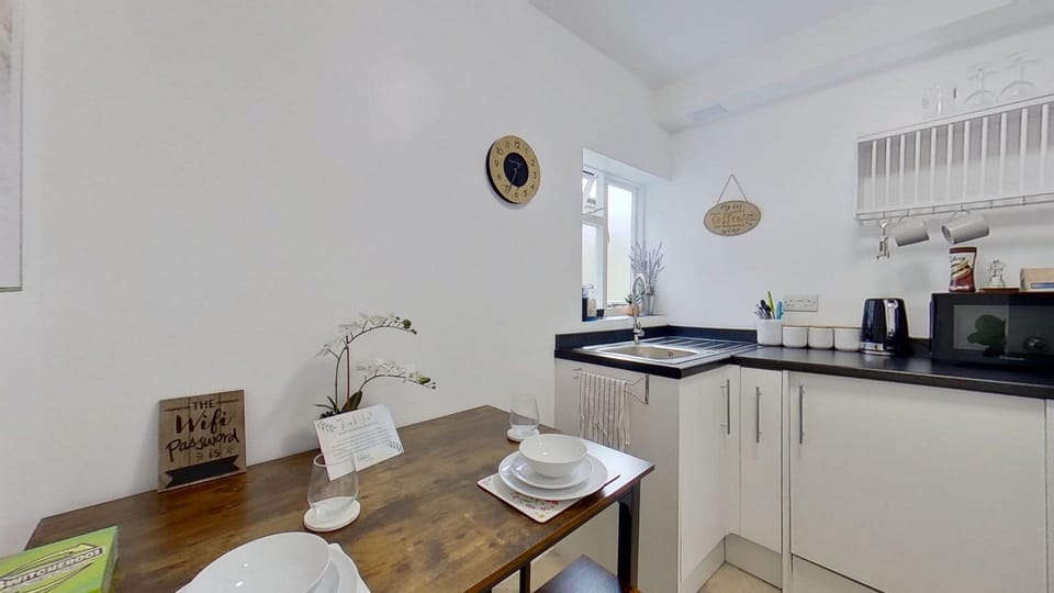Comfort Apartment | Private kitchen | Toaster, cleaning supplies