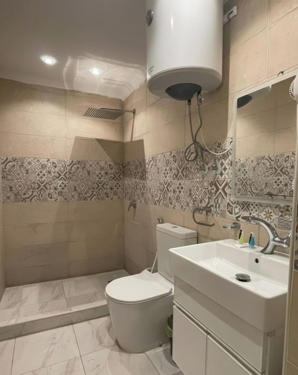 Separate tub and shower, hydromassage showerhead, designer toiletries