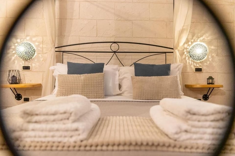 Junior Suite, Private Bathroom | In-room safe, soundproofing, iron/ironing board, WiFi (free)