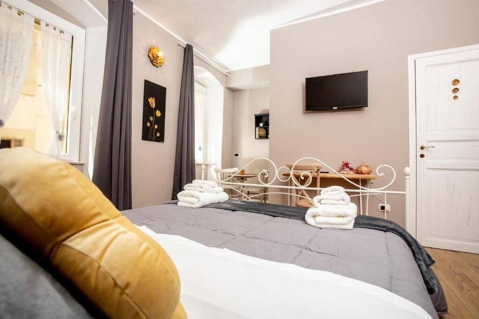 Superior Double Room, Private Bathroom | In-room safe, soundproofing, iron/ironing board, WiFi (free)