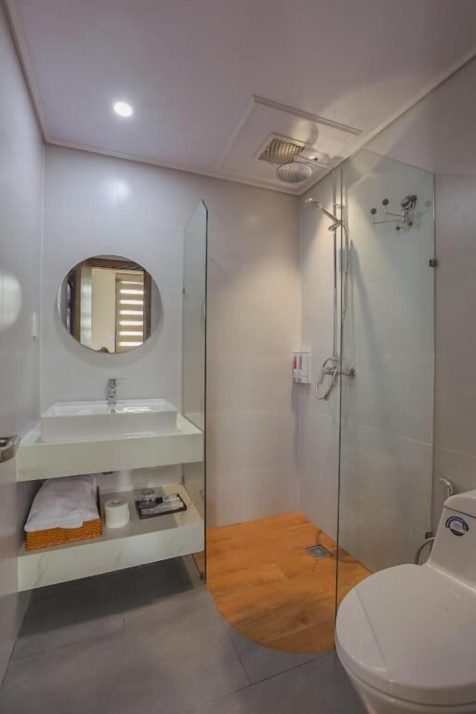 Deluxe Quadruple Room, Balcony, Garden View | Bathroom | Free toiletries, hair dryer, bidet, towels