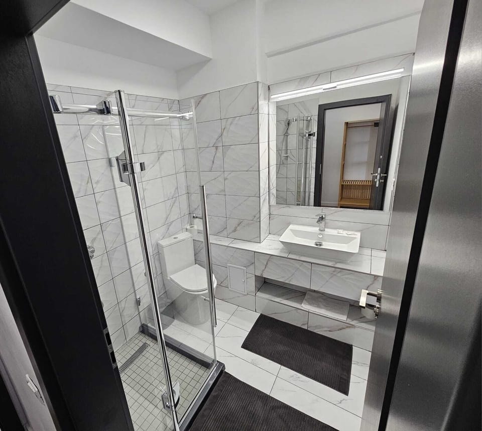 Deluxe Double Room, Balcony | Bathroom | Bathtub, free toiletries, hair dryer, towels