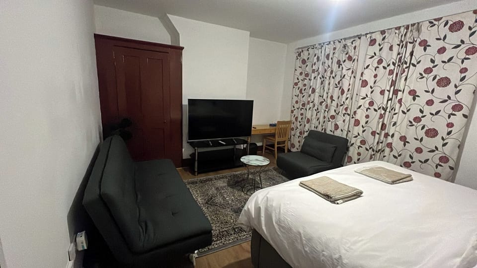 4 bedrooms, iron/ironing board, WiFi (free), bed sheets