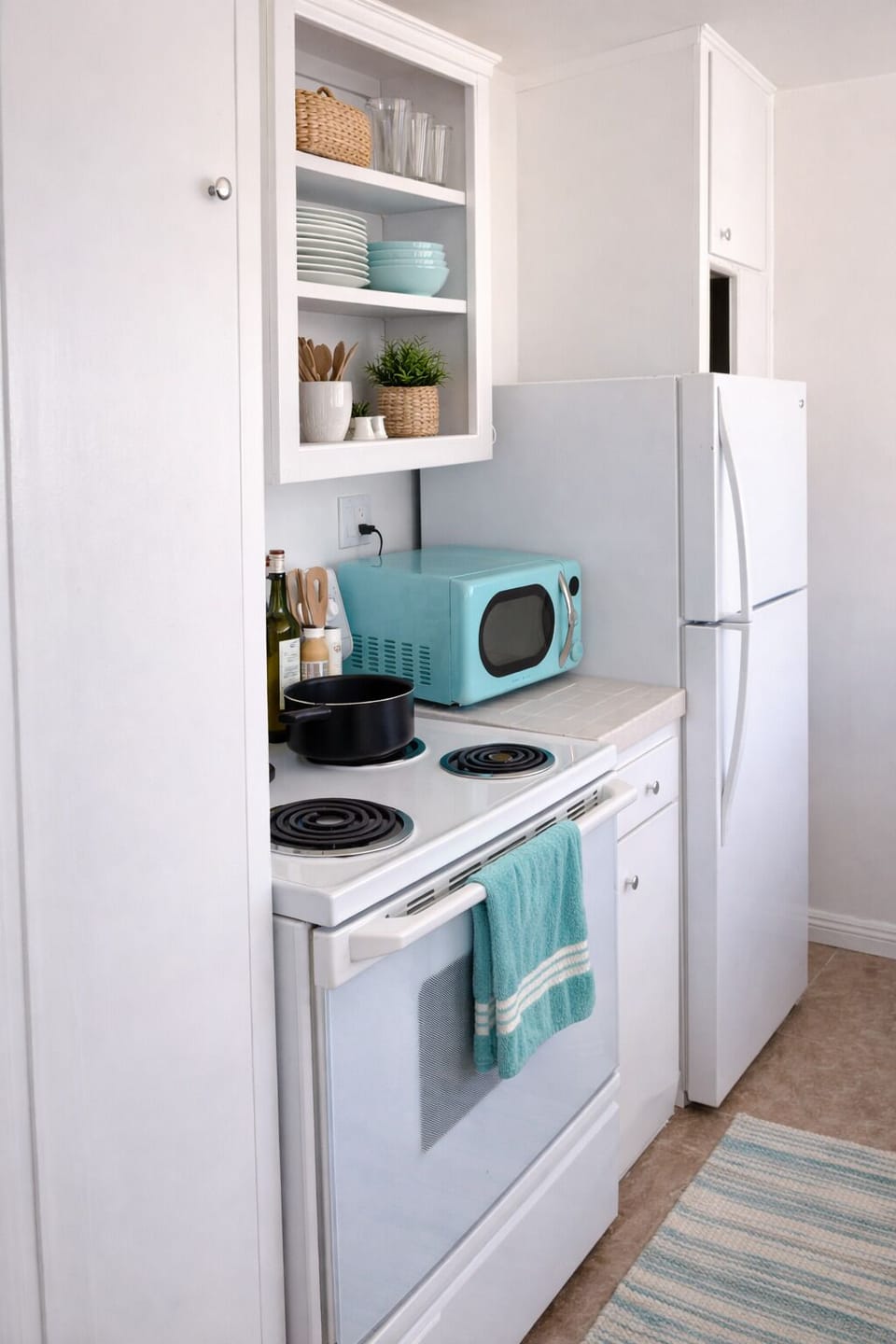 Standard Suite, Kitchen, Pool View | Private kitchen