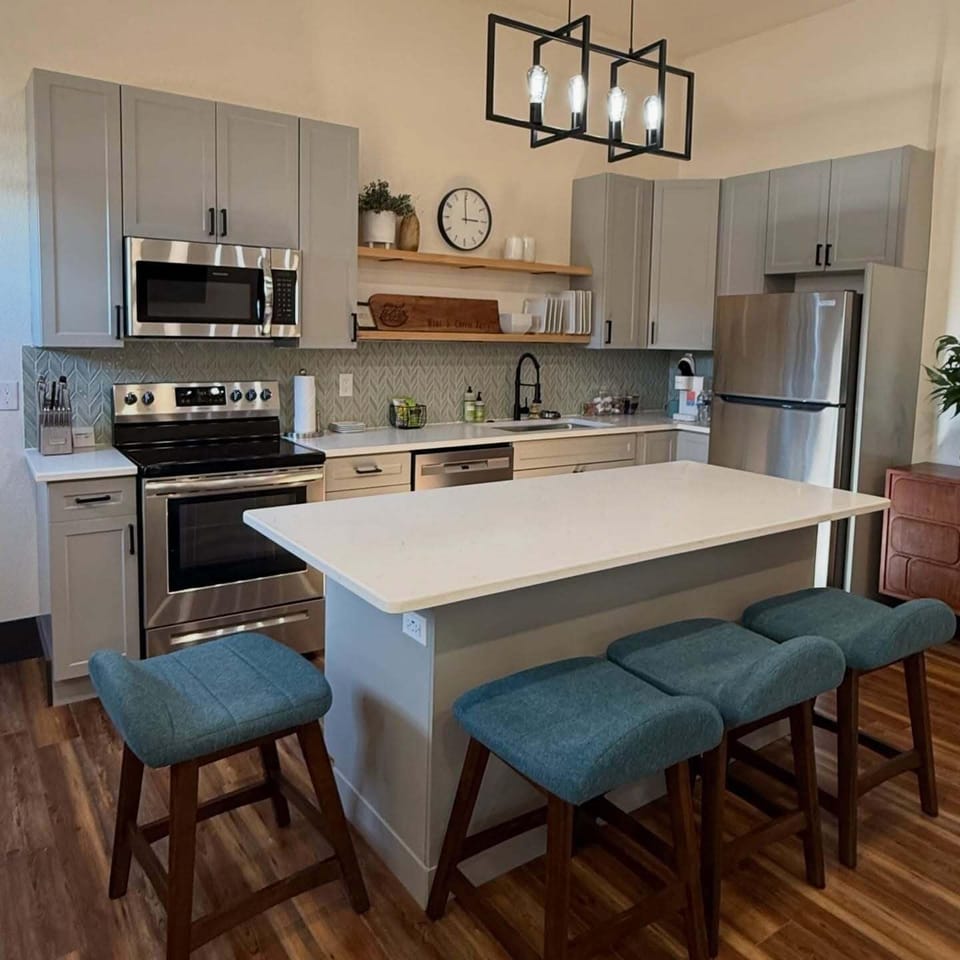 Grand Deluxe Suite: 127- C | Private kitchen | Coffee/tea maker, microwave