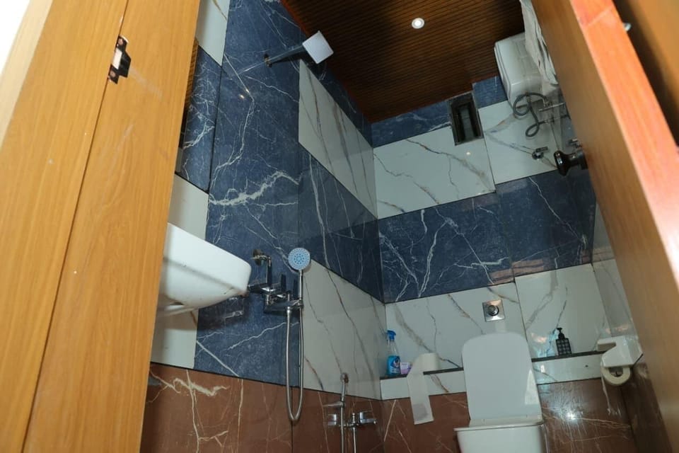 Deluxe Room | Bathroom | Shower, soap, shampoo