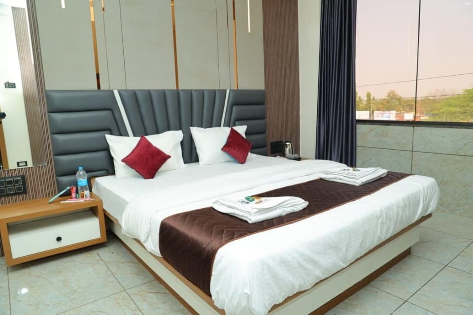 Luxury Room | Rollaway beds, free WiFi, bed sheets
