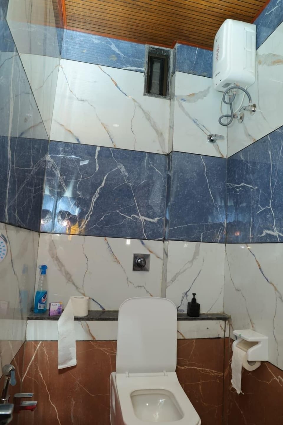 Deluxe Room | Bathroom | Shower, soap, shampoo