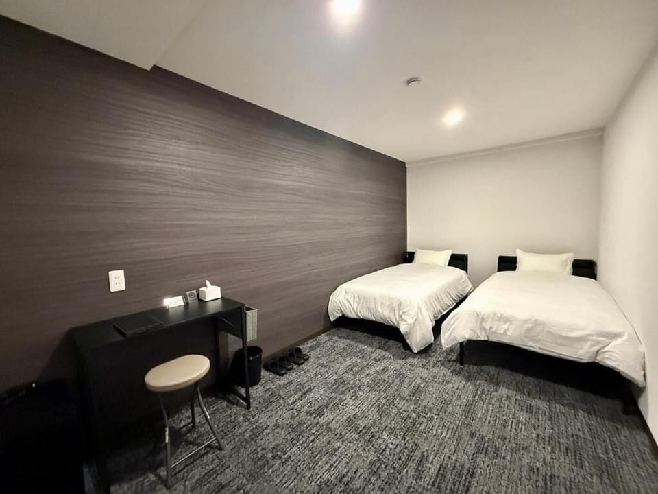 Twin Room | Desk, WiFi (free), bed sheets
