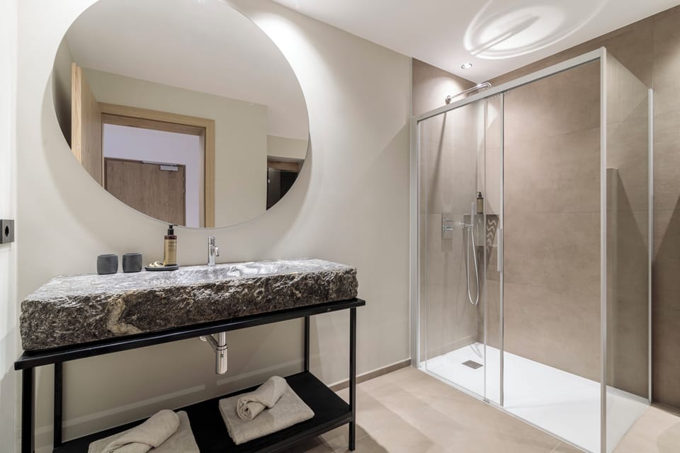 Family Apartment | Bathroom | Shower, hair dryer, towels, soap