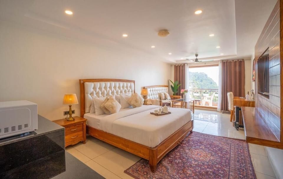 Luxury Suite, Balcony, Mountain View | Premium bedding, laptop workspace, free WiFi