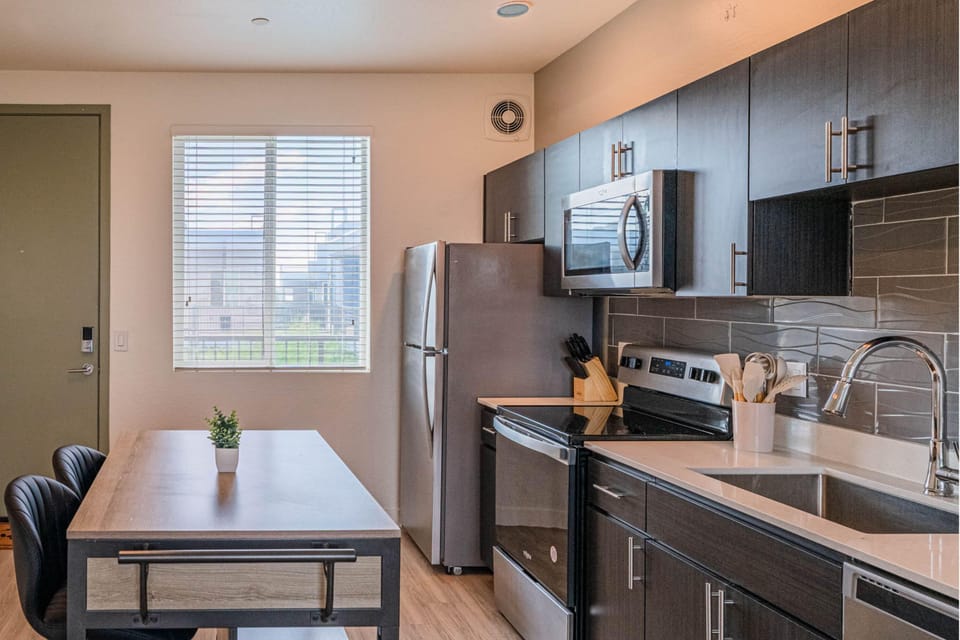 Deluxe Studio, 1 Queen Bed | Private kitchen | Full-size fridge, microwave, oven, stovetop